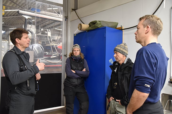 Hva slags utstyr er det viktig å huske på og hvordan skal logistikken foregå? Diskusjon og gjennomgang for å forberede feltøvelsen og sikre godt smittevern. F.v. seniorforsker på vilthelse, Jørn Våge fra Veterinærinstituttet, rådgivere for naturforvaltning hos Sysselmesteren, Ingvild Øyjordet og Egil Rønning, seksjonsleder på husdyr, vilt og velferd ved Veterinærinstituttet, Knut Madslien. Foto: Marit M. Press, Veterinærinstituttet. Hva slags utstyr er det viktig å huske på og hvordan skal logistikken foregå? Diskusjon og gjennomgang for å forberede feltøvelsen og sikre godt smittevern. F.v. seniorforsker på vilthelse, Jørn Våge fra Veterinærinstituttet, rådgivere for naturforvaltning hos Sysselmesteren, Ingvild Øyjordet og Egil Rønning, seksjonsleder på husdyr, vilt og velferd ved Veterinærinstituttet, Knut Madslien.