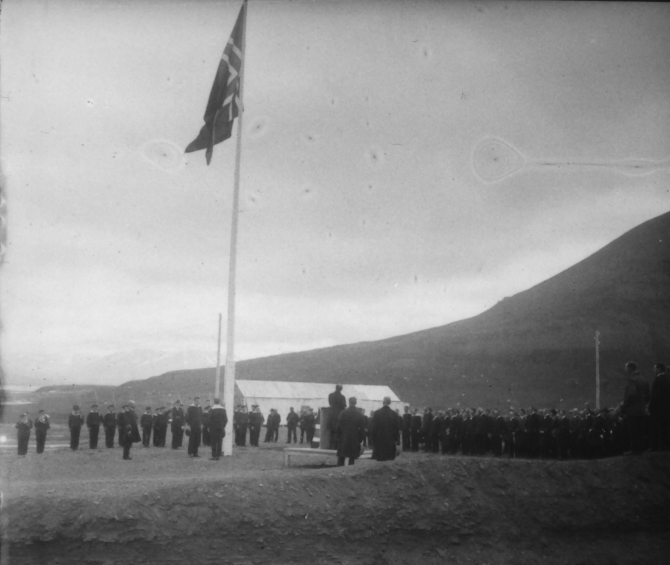 Ceremony of the Norwegian takeover of Svalbard on 14 August 1925. A similar ceremony will be held in Longyearbyen on 14 August 2025. Photo: Adolf Hoel/Norwegian Polar Institute.