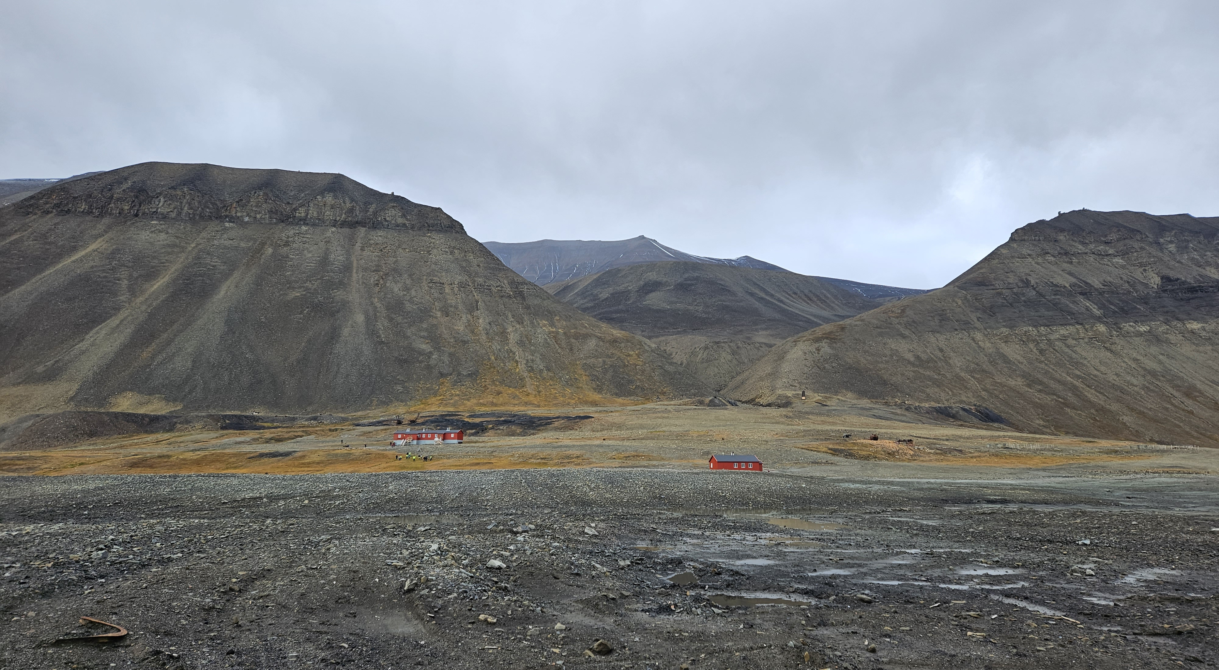 De fredede bygningene Saloonen (t.v.) og Vinboden leies ut til Universitetssenteret på Svalbard (UNIS) for forskning- og undervisningsformål. Foto: Eva Therese Jenssen/Sysselmesteren på Svalbard. De fredede bygningene Saloonen (t.v.) og Vinboden i Svea leies ut til Universitetssenteret på Svalbard (UNIS) for forskning- og undervisningsformål.