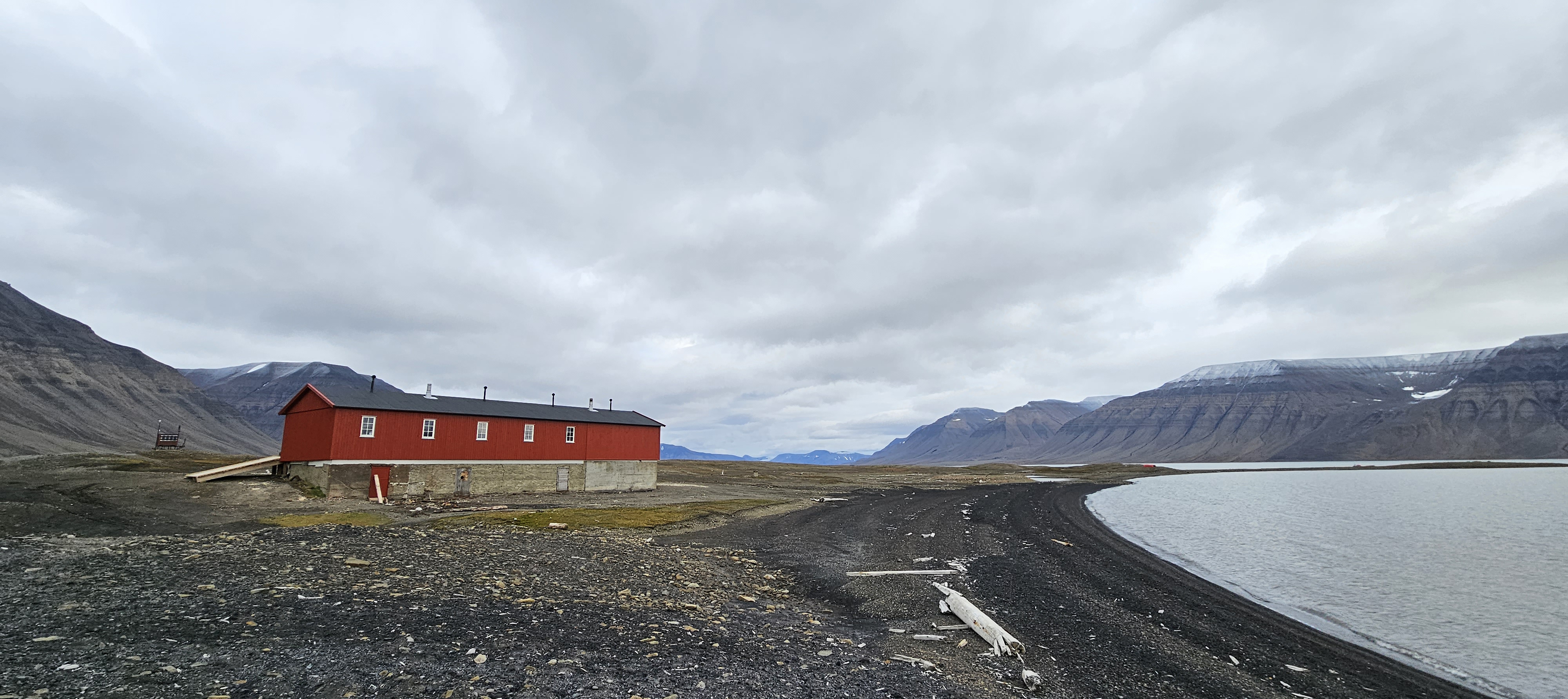 Hundegården er ett av fire fredede bygninger har blitt restaurert og sikret for framtiden i Sveagruva. Foto: Eva Therese Jenssen/Sysselmesteren på Svalbard. Hundegården i Svea