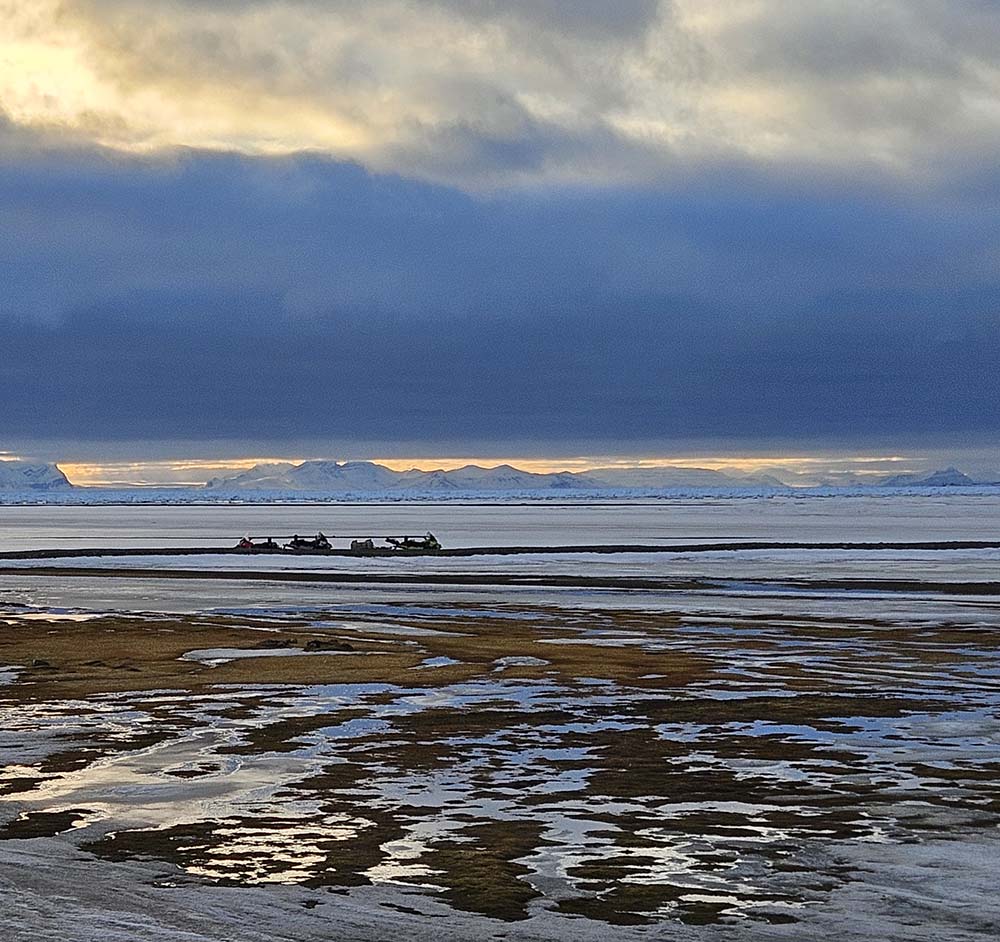 Vårsmeltinga er i gang i Adventdalen. Foto: Eva Therese Jenssen / Sysselmesteren på Svalbard. Vårsmeltinga er i gang i Adventdalen.