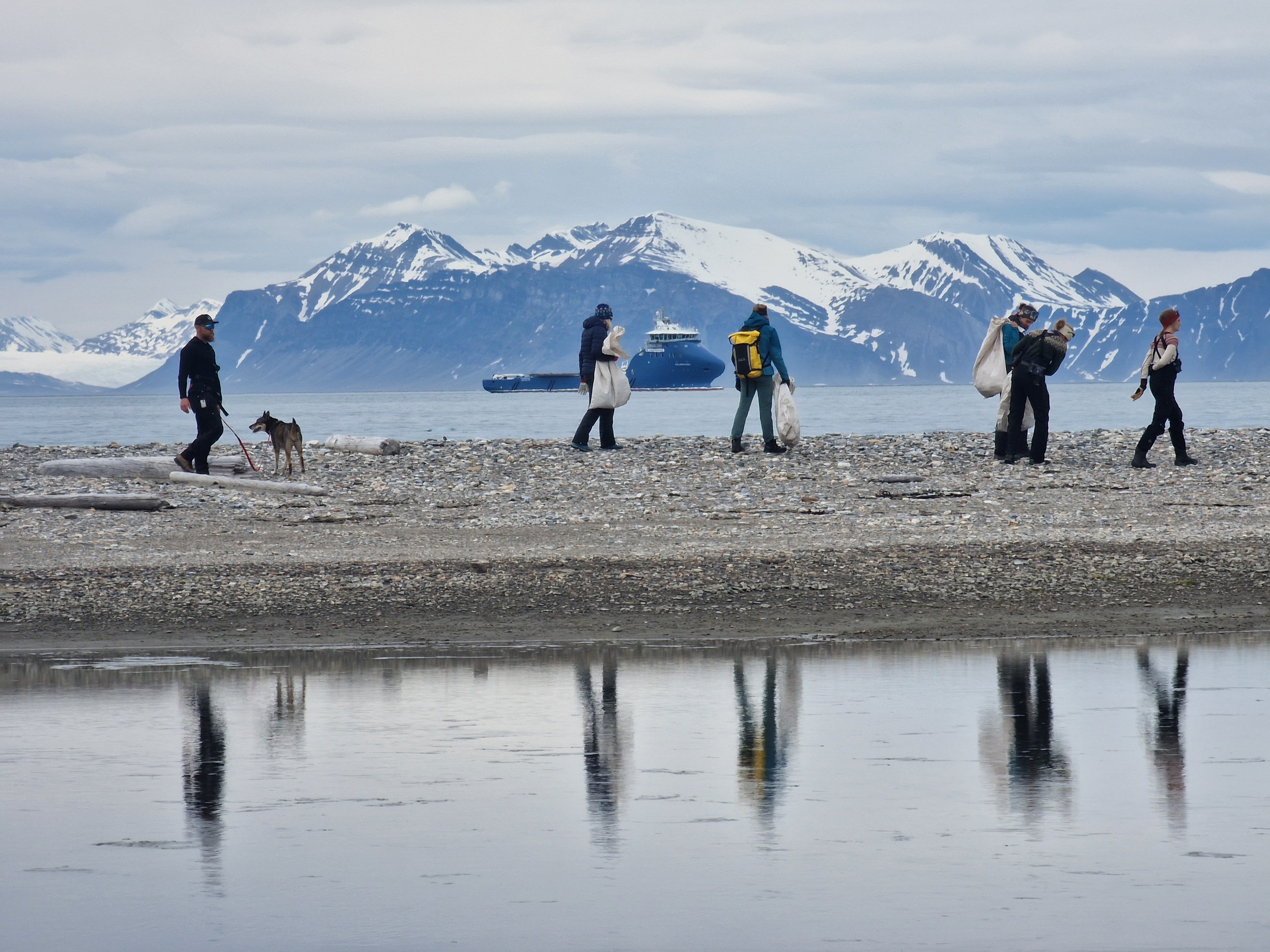 Strandrydding på Svalbard i juli 2025.